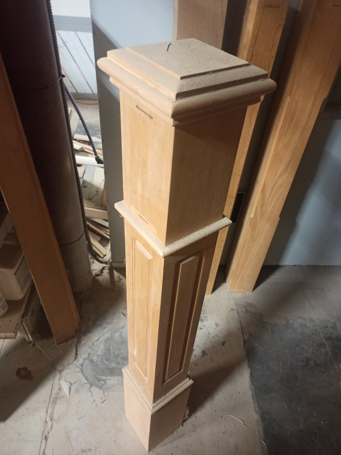 (18155) LARGE ROUTER POST WITH CAP BASE AND TOP TRIM